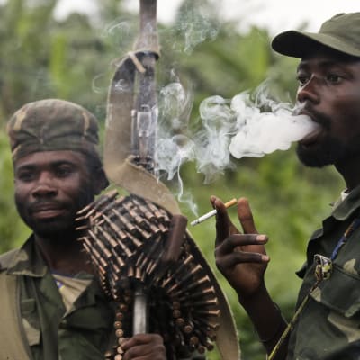 Kongolesiska soldater i djungeln.
