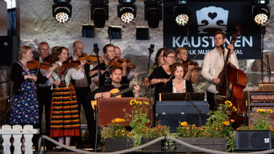 En del av musikersläkten Nikula på Kaustby folkmusikfelstival.