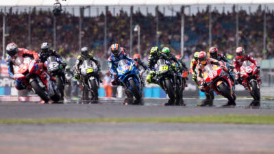 MotoGP-förare i farten.