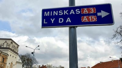 En trafikskylt i centrum av Vilnius, Litauen, som visar vilken väg man ska ta för att komma till Minsk, Belarus.