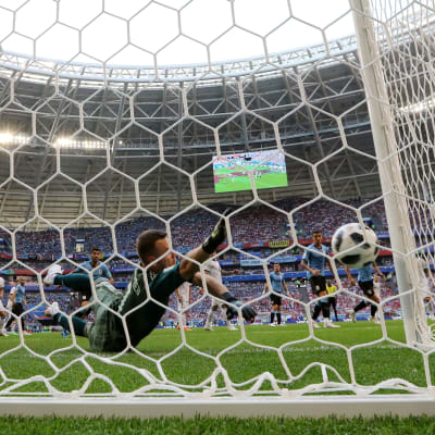 Igor Akinfeev släpper in 0–2 mot Uruguay.