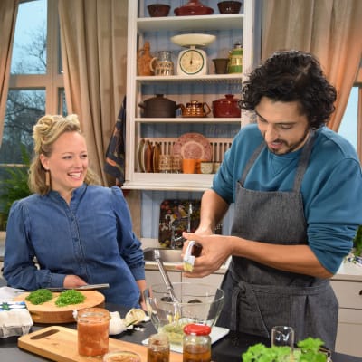 Strömsös programledare Elin Skagersten-Ström och kocken Julien Huéber