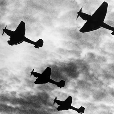 Neljä saksalaista Junkers 87 -syöksypommikonetta ilmassa (1942).