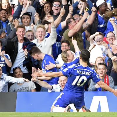 Eden Hazard firar segermålet mot Manchester United.