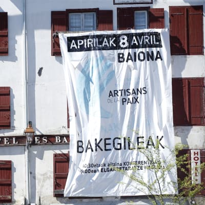 Fredens hantverkare står det på en banderoll i Bayonne i södra Franrike