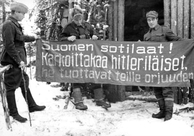 Soldater förevisar en sovjetisk banderoll, Lapplandskriget