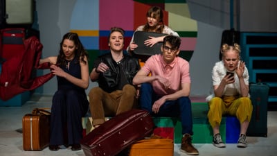 Wilma Sundqvist, Anton Mattsson, Saga Rosenlund, Jaakko Meyn och Ella Lepola sitter på kappsäckar i ungdomsshowen Cloud 9 i Pargas.