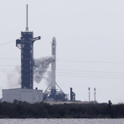 SpaceX:n raketti seisoi paikallaan Kennedy avaruuskeskuksessa Floridassa.