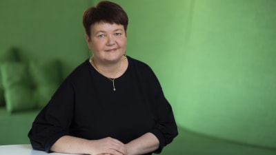 S-ryhmän vastuullisuusjohtaja Nina Elomaa istuu pyöreän pöydän ääressä ja hymyilee kameralle.