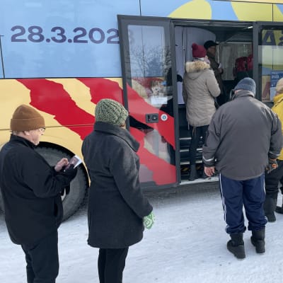 Ihmisiä seisoo äänestysauton vieressä Kuopion Nilsiässä 22.3.2023.