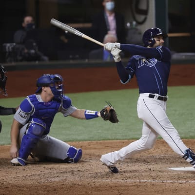 Kevin Kiermaier slår bollen.