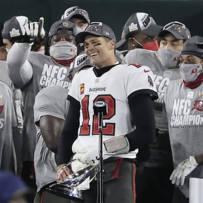 Tampa Bays Tom Brady fick ta emot George Halas-trofén efter segern mot Green Bay.