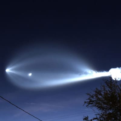 Falcon 9-raketen lyser upp himlen i södra Kalifornien.