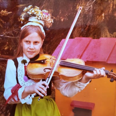 10-vuotias Kirsi-Marja Nieminen Kaustisen esiintymisasussa.