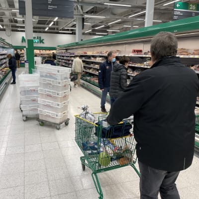 Asiakkaita Kokkolan Prismassa.