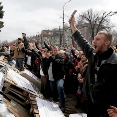 Proryska demonstranter i Lugansk i östra Ukraina.