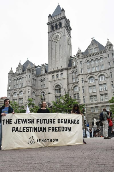 En judisk framtid kräver  palestinsk frihet, står det på demonstranternas plakat utanför Trump-hotellet i Washington