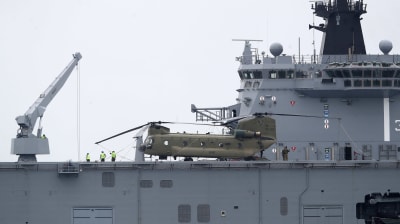 Den australiska fregatten HMAS Adelaide kan operera också i grundare vatten och kan fungera som helikopterbas.  Fartyget är på väg till Tonga. 