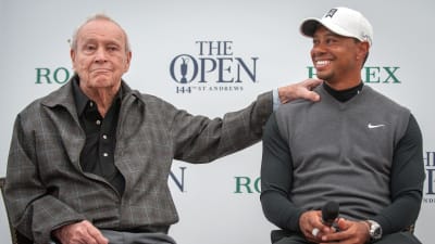 Arnold Palmer håller armen på Tiger Woods år 2012.