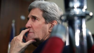 USA:s utrikesminister John Kerry lyssnar på ett tal av president Obama 14.3.2016