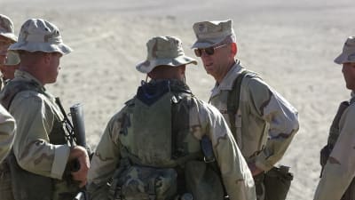 General James Mattis talar till beväpnade amerikanska soldater i Afghanistan före invasionen av landet år 2001.