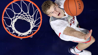 Lauri Markkanen skjuter bollen mot korgen.