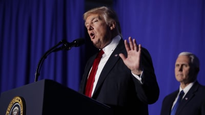 Donald Trump besökte under onsdagen ministeriet för inrikes säkerhet. I bakgrunden vice president Mike Pence.