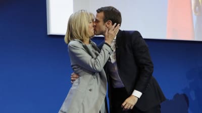 Emmanuel Macron kysser sin hustru Brigitte Trogneux under segerfesten i Paris.