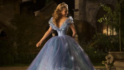 Lily James som Askungen i Disneyfilmen Cinderella