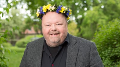 Musiker, artist Kalle Moraeus med blomsterkrans.