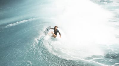 Nancy (Blake Lively) surfar på en stor våg.