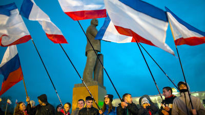 Jublande proryska ungdomar på Lenintorget i Simferopol