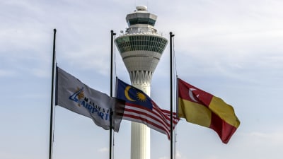 Bland annat Malaysias flagga hissades på halvstång på Kuala Lumpurs internationella flygplats.
