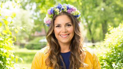 kock och kokboksförfattare Leila Lindholm med blomsterkrans i håret.