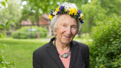 Psykolog och författare Hédi Fried med blomsterkrans i håret.