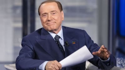 Italiens förra premiärminister Silvio Berlusconi  uppträder i tv 12.11.2015.