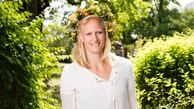 Carolina Klüft, f.d friidrottare med blomkrans i håret.