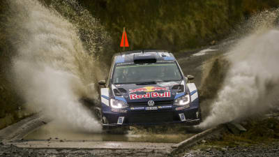 Jari-Matti Latvala kör genom en pöl med sin Volkswagen.