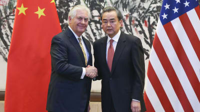 USA.s utrikesminister Rex Tillerson och Kinas utrikesminister Wang Yi lovade att prioritera diplomati i konflikten om Nordkorea trots Tillersons hökaktiga uttalande i Seoul dagen innan