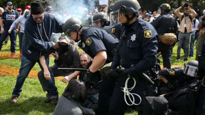 Anhängarna och motståndarna till presidenten drabbade samman i en park i Berkeley.