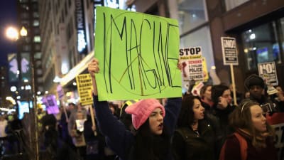 Människor demonstrerar mot Donald Trumps politik i Chicago i USA
