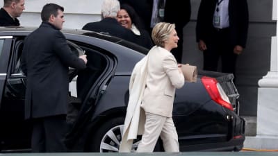 Hillary Clinton anländer till Kapitolium där Trump svärs in som USA:s president 20 januari 2017.