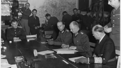 Generalöverste Alfred Jodl undertecknar Tysklands ovillkorliga kapitulation i Reims den 7 maj 1945.