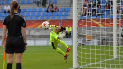 Manuela Zinsberger räddar en straff mot Spanien vid EM i fotboll.