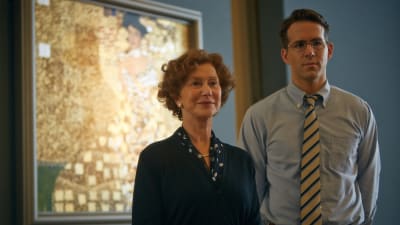Helen Mirren och Ryan Reynolds framför Klimts målning.