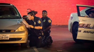 Flera poliser har skjutits i Dallas.