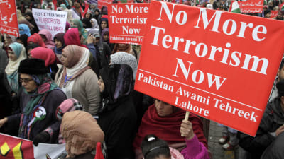 Demonstrationer efter skolmassakern i Pakistan.