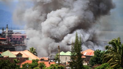 Nästan 200 000 civila har flytt undan strider i Marawi som kontrolleras av terroristgruppen Aby Sayyaf