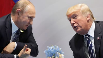 Vladimir Putin och Donald Trump träffas för första gången. 