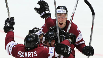 Lettiska spelare firar.